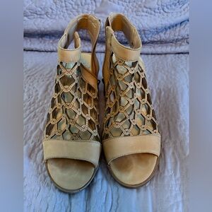 Vince Camuto Tan and Black Women's Sandals